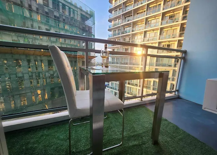 Near Airport, Double Bed, White Gym & 4* Manila
