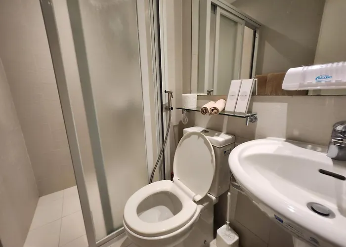 Near Airport, Double Bed, White Gym & Apartahotel Manila