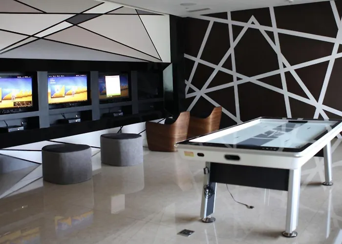 Near Airport, Double Bed, White Gym & Apartahotel Manila